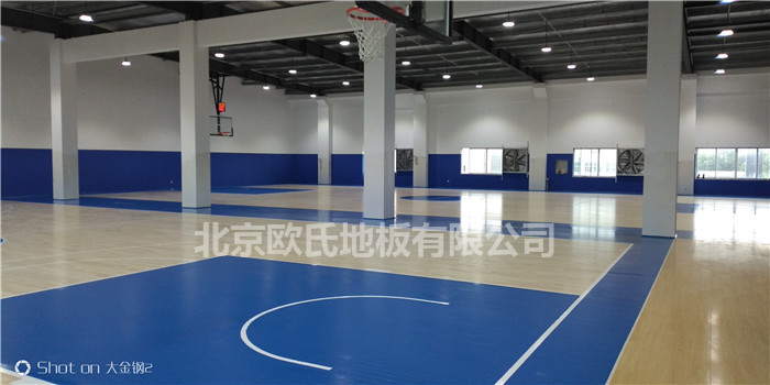 籃球場地板顏色和采光的煩惱
